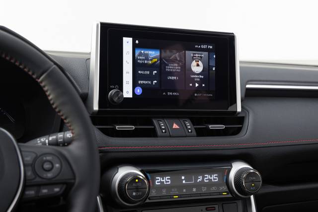 8인치의 센터 디스플레이는 답답한 느낌도 있지만 주행에 필요한 기능은 모두 담았다. 사진제공=도요타코리아