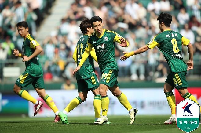 동점골을 넣은 김태환(가운데). /사진=한국프로축구연맹