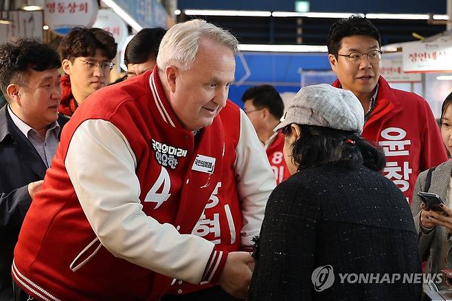 시장 상인과 인사하는 인요한 위원장 [연합뉴스 자료사진]