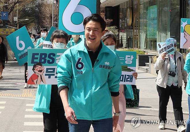 도보 유세하는 오영환 총괄선대위원장 (서울=연합뉴스) 새로운미래 오영환 총괄선대위원장이 1일 서울 여의도역 인근에서 직장인들을 대상으로 도보 유세를 펼치고 있다. 2024.4.1 [새로운미래 제공. 재판매 및 DB금지] uwg806@yna.co.kr