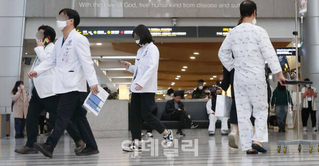 정부의 의대 정원 확대 정책에 반대하는 의사들이 집단행동을 준비하고 있는 가운데 지난 2월 서울의 한 대학 병원에서 의료진이 분주히 움직이고 있다. (사진=이데일리)