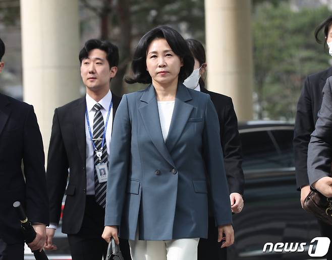 ‘공직선거법 위반’ 혐의로 불구속 기소된 더불어민주당 이재명 대표의 배우자 김혜경씨가 8일 오전 경기 수원시 영통구 수원지방법원에서 열린 2차 재판에 출석하고 있다. 2024.4.8/뉴스1 ⓒ News1 김영운 기자