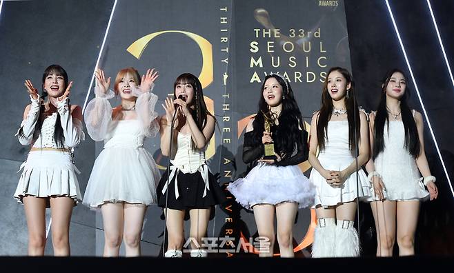 스테이씨(STAYC)가 2일 태국 방콕 라자망갈라 국립경기장에서 열린 ‘제33회 서울가요대상’ 시상식(주최 스포츠서울, 주관 서울가요대상 조직위원회)에서 본상을 수상한 뒤 소감을 말하고 있다. 2024. 1. 2. 방콕(태국) | 박진업기자 upandup@sportsseul.com