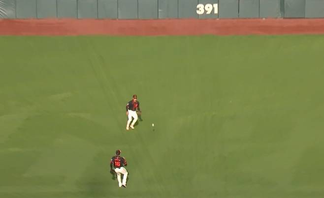 이정후가 7일(한국시각) 샌디에이고전에서 1회 잰더 보가츠의 플라이 방향을 놓쳐 안타로 만들어주고 있다. 사진=MLB.TV 캡처