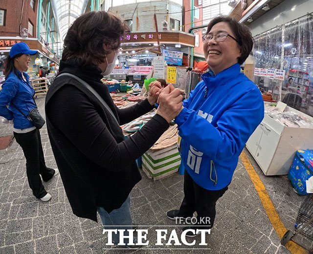 포옹을 해주던 주민과 다시 만난 박 후보. 힘내라는 말에 웃음꽃이 핀다. 박 후보는 지역 구석구석을 잘 아는 점을 자신의 강점으로 내세운다. /김세정 기자