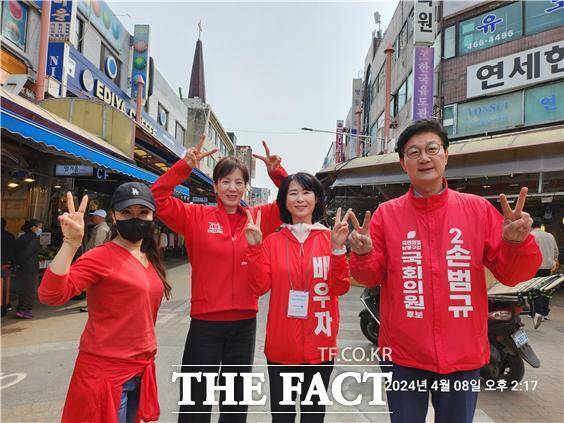 농구 아시안게임 금매달리스트인 대한농구협회 소속 천은숙 심판이 8일 인천 남동구 모래내시장에서 손범규 국민의힘 후보 지원 유세를 하고 있다./손범규 후보
