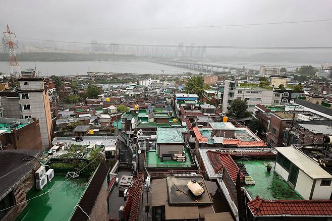 <YONHAP PHOTO-2204> 한남5구역 재정비계획 가결    (서울=연합뉴스) 임화영 기자 = 서울시는 도시재정비위원회가 용산구 동빙고동 60번지 일대 한남5구역 재정비촉진계획 변경 및 경관 심의안을 가결했다고 6일 밝혔다.    위원회는 한남5구역 건축물이 해발 90m 범위에서 남산 7부 능선을 넘지 않도록 최고 지상 23층 이하로 계획되도록 했다. 용적률은 219.4%를 적용하며, 총 2천555가구가 공급된다.    사진은 6일 오후 서울 용산구 한남5구역 일대. 2021.10.6    hwayoung7@yna.co.kr/2021-10-06 14:19:05/<저작권자 ⓒ 1980-2021 ㈜연합뉴스. 무단 전재 재배포 금지.>