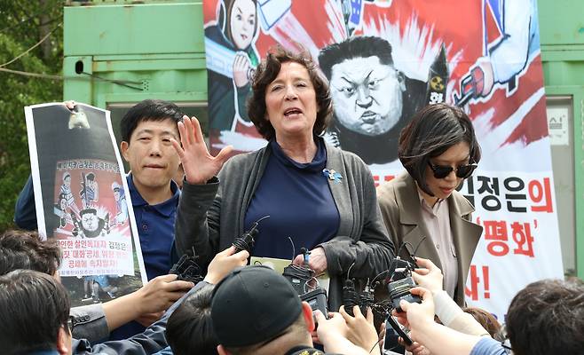 박상학 자유북한운동연합대표와 수잔 숄티 북한자유연합 대표가 2018년 5월 5일 오후 경기 파주시 통일동산 주차장에서 경찰과 시민단체의 대북전단 살포 저지와 관련 기자회견을 하고 있다. 이들은 경찰의 통제로 전단살포를 포기한 뒤, 이미 전날 다른 접경지역에서 전단을 살포했다고 사진을 들어 설명하고 있다. /남강호 기자