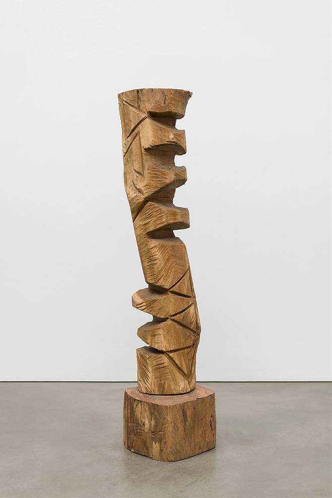 김윤신,'합이합일 분이분일 2002-790'. 유창목, 155 x 41 x 39 cm. 사진: 안천호, 이미지 제공: 국제갤러리