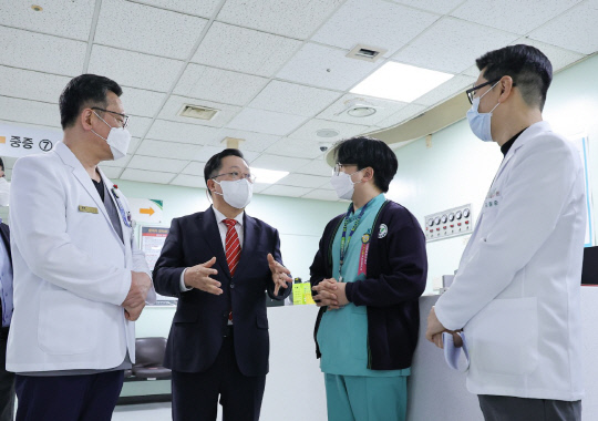 이장우 대전시장은 지난달 21딜 건양대병원을 방문해 비상진료체계 상황을 살펴봤다. 대전시 제공.