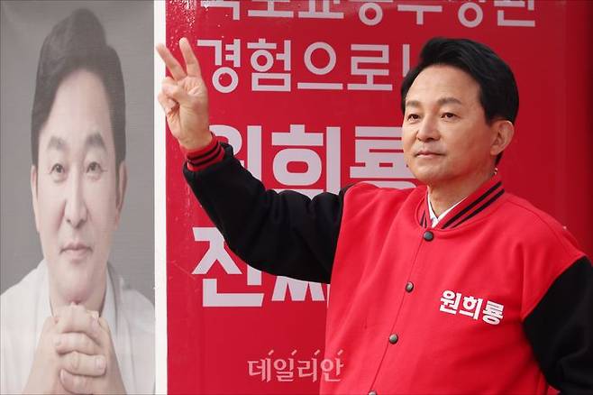 원희룡 국민의힘 인천 계양을 후보가 8일 오전 인천 계양구 까치말사거리에서 시민들에게 지지를 호소하고 있다. ⓒ데일리안 홍금표 기자