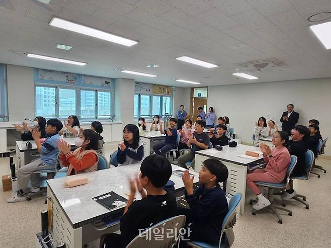 집현초등학교 학생들이 8일 일일 교사로 나선 이종호 과학기술정보통신부 장관의 ‘빛을 내는 반도체’ 수업을 듣고 있다. ⓒ표윤지 기자