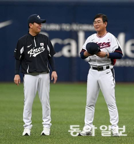류중일 한국 야구 대표팀 감독(오른쪽)과 함께 한 류지현 대표팀 코치.   동아일보 DB