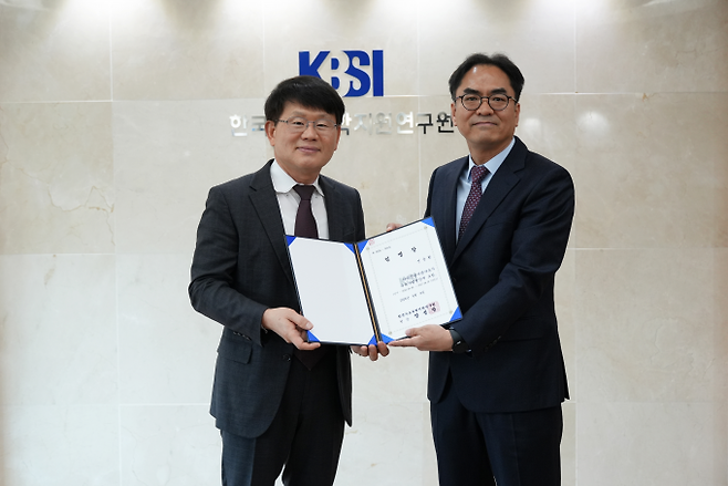 오창 다목적방사광가속기 구축 사업단장 임명장 수여식에서 양성광 KBSI 원장(왼쪽)과 구축 사업단장으로 선임된 신승환 고려대 교수. KBSI 제공