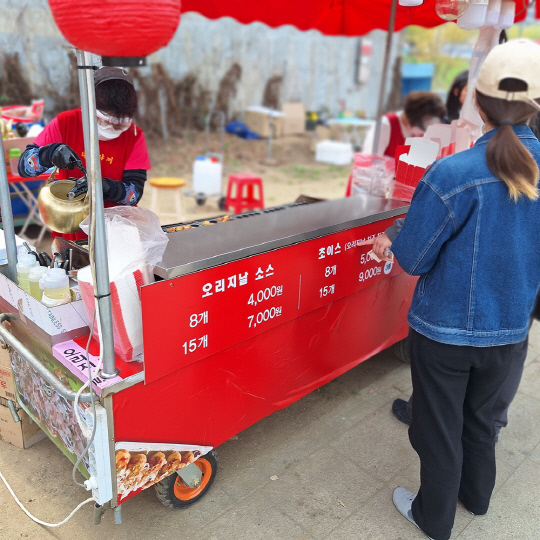 시민들이 여의도 한강공원 내 마련된 노점상에서 음식을 주문하고 있다.<박상길 기자>