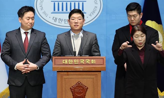 국민의힘 동부벨트 3인방이 17일 오후 서울 여의도 국회에서 공약 발표 기자회견을 하고 있다. 왼쪽부터 국민의힘 이승환 서울 중랑을 당협위원장, 이재영 강동을 당협위원장, 김재섭 도봉갑 당협위원장. 뉴시스