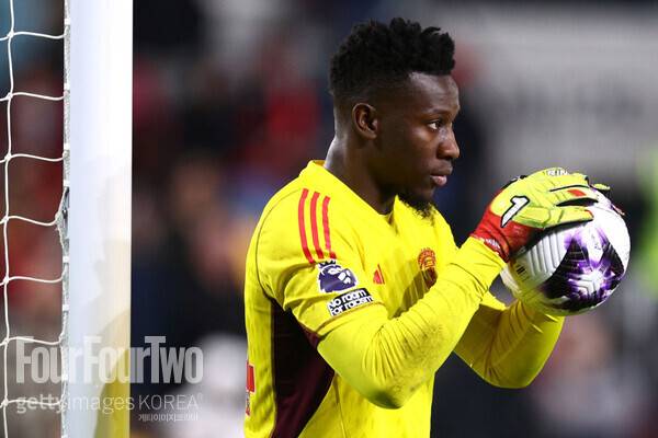 사진=게티이미지.&nbsp;안드레&nbsp;오나나가&nbsp;경기&nbsp;도중&nbsp;바세린으로&nbsp;추정되는&nbsp;물질을&nbsp;장갑에&nbsp;바르는&nbsp;모습이&nbsp;포착됐다.