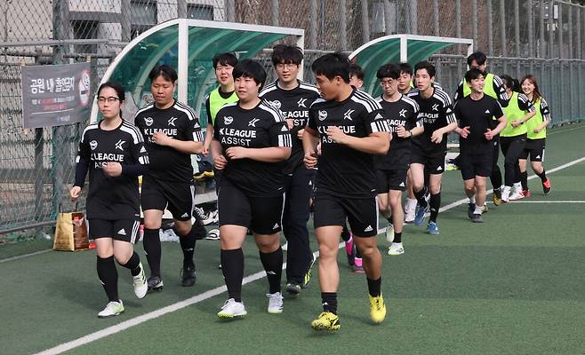 ‘FC 보라매’ 선수들이 함께 운동장을 뛰고 있다. 박종식 기자