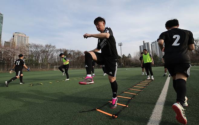‘FC 보라매’ 선수들이 함께 훈련을 하고 있다. 박종식 기자