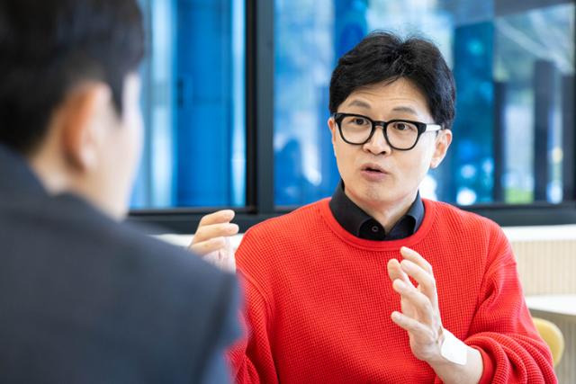 한동훈 국민의힘 총괄선거대책위원장이 7일 충청권 유세 도중 충남 공주의 한 카페에서 한국일보와 인터뷰를 하고 있다. 공주=이한호 기자