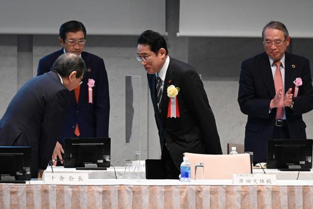 기시다 후미오(오른쪽 두 번째) 일본 총리가 지난해 12월 26일 도쿄에서 열린 재계 단체 '경제단체연합회(게이단렌)' 주최 행사에 도착해 참석자들과 인사하고 있다. 도쿄=AFP 연합뉴스