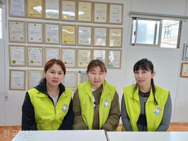중국에서 한국으로 귀화한 황금철(왼쪽), 영주권자 진송월(오른쪽)씨와 일본에서 귀화한 구미정씨. 서현정 기자