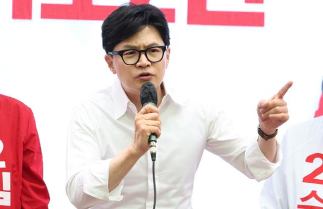 한동훈 국민의힘 총괄선거대책위원장이 8일 오후 경기 수원 장안구 북수원시장에서 열린 '국민의힘으로 수원 살리기' 지원유세에서 김현준 수원시갑, 이수정 수원시정, 홍윤오 수원시을 후보의 지지를 호소하고 있다. 뉴시스