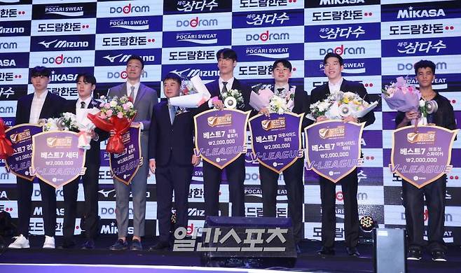 료헤이(대리), 한태준, 신영석, 김유석 SBS미디어넷 사장, 이상현, 요스바니(대리), 허수봉, 레오(대리)가이 8일 오후 서울 서초구 더케이호텔 서울에서 진행된 2023-2024 V리그 시상식에서 남자부 베스트7 부문을 수상하고 포즈를 취하고 있다. 김민규 기자 mgkim1@edaily.co.kr /2024.04.08/
