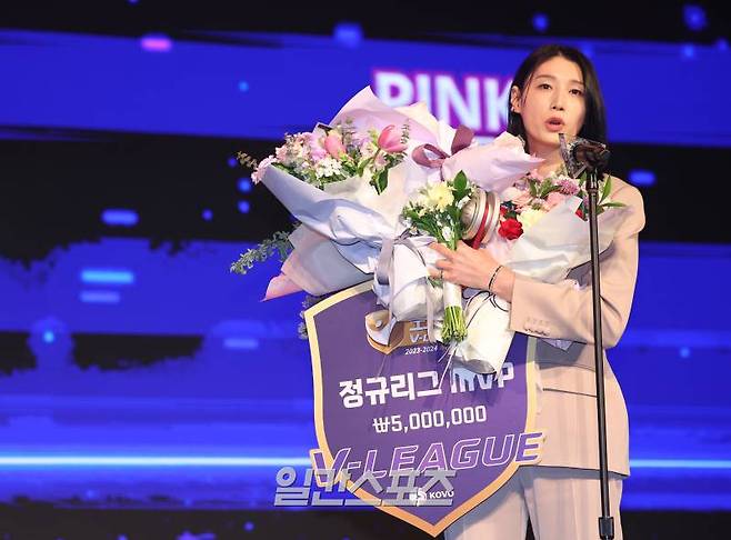 흥국생명 김연경이 8일 오후 서울 서초구 더케이호텔 서울에서 진행된 2023-2024 V리그 시상식에서 여자부 정규리그 MVP를 수상하고 소감을 말하고 있다. 김민규 기자 mgkim1@edaily.co.kr /2024.04.08/