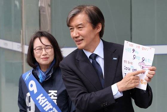 조국 조국혁신당 대표가 8일 김포아트홀 앞에서 시민들을 만나고 있다.뉴스1