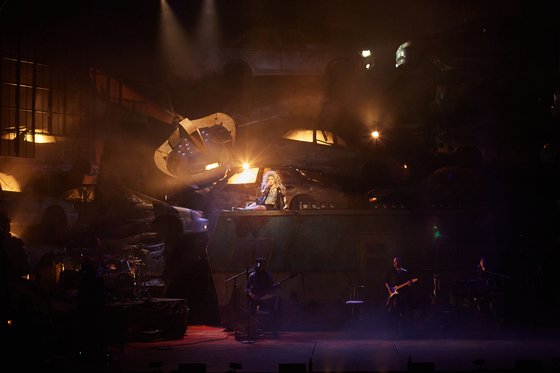 '뮤지컬 헤드윅'에서 트랜스젠더 로커 '헤드윅'을 연기하고 있는 배우 조정석. 사진 쇼노트