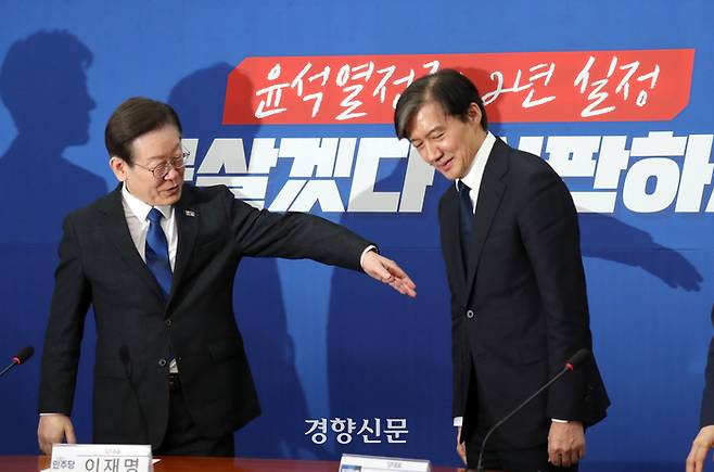 이재명 더불어민주당 대표(왼쪽)가 지난달 5일 국회 당대표회의실에서 조국 조국혁신당 대표와의 접견에서 자리를 안내하고 있다. 박민규 선임기자