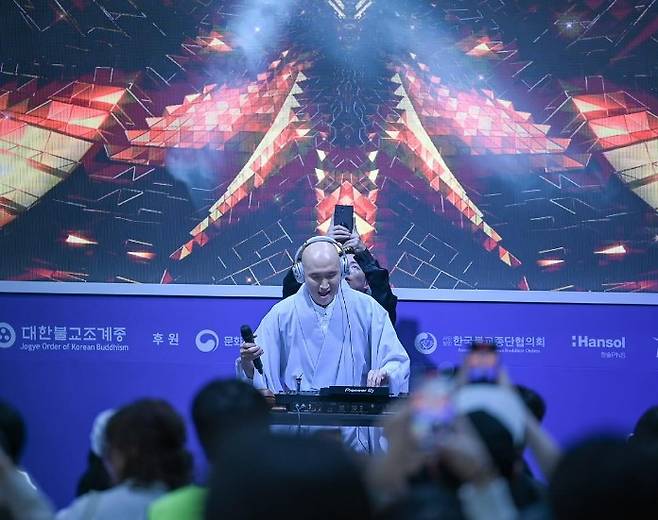 New Jinsunim (comedian Yoon Sung-ho) performs a DJ performance at the Seoul International Buddhist Fair on April 4. Courtesy of the Seoul International Buddhist Fair