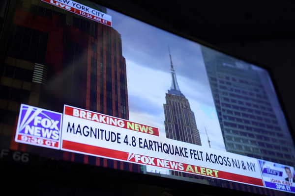 지난 5일(현지시간) 뉴욕 증권거래소 화면에 지진 발생 속보가 떠 있다. 로이터연합뉴스