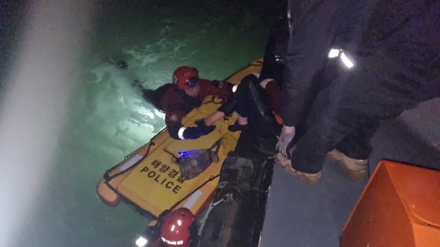 인천해경 구조대가 지난 7일 중구 무의동 하나개해수욕장에서 고립된 50대 여성을 구조하고 있다. 인천해경 제공