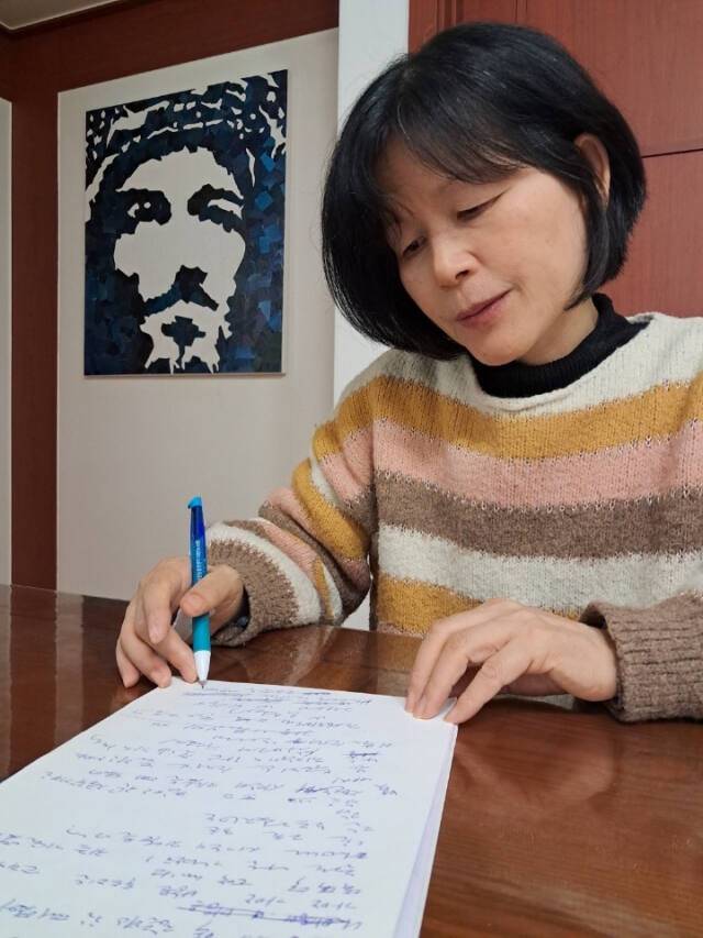 집에서 글을 쓰고 있는 김애란 작가. 작가 제공