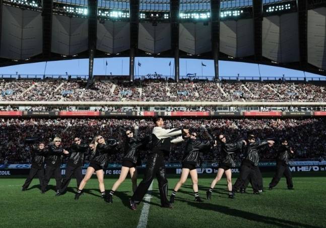 지난해 4월 서울월드컵경기장에서 하프타임 공연을 펼친 가수 임영웅. 사진 ㅣFC서울 공식 인스타그램