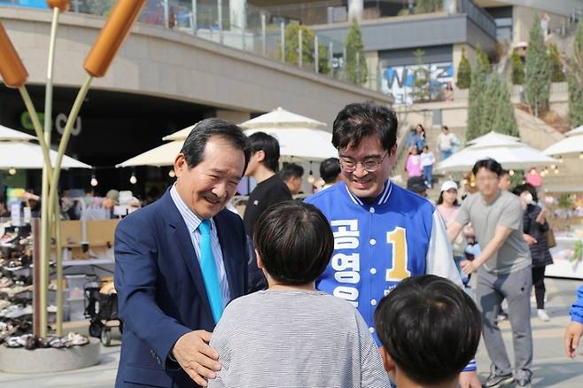 정세균 전 국무총리와 함께 시민들을 만나고 있는 공영운 더불어민주당 후보. 공영운 후보 페이스북