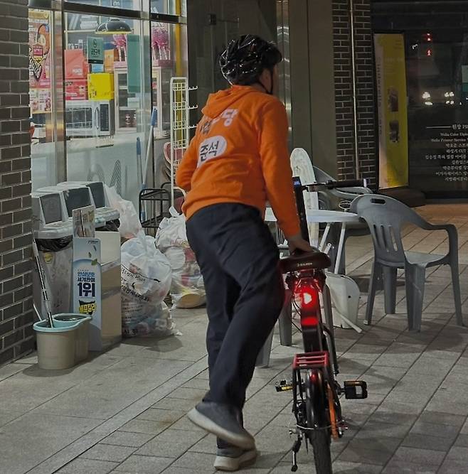 자전거를 타고 유세에 나서는 이준석 개혁신당 대표. [사진 = 이준석 개혁신당 대표 인스타그램]