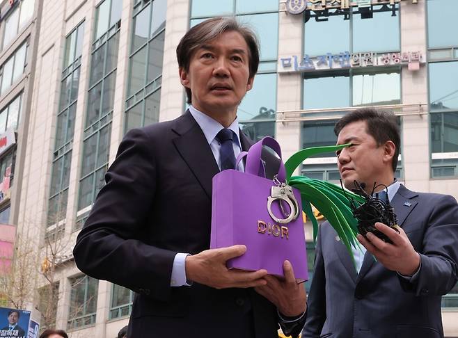 조국 조국혁신당 대표가 8일 경기 군포시 산본로데오거리 에서 유권자들에게 지지를 호소하고 있다. [한주형 기자]