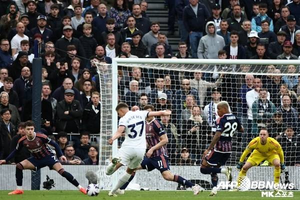 손흥민의 패스를 받은 반더벤, 그는 기가 막힌 대포알 슈팅으로 노팅엄의 골문을 열었다. 사진(런던 영국)=AFPBBNews=News1