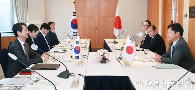 안덕근 산업통상자원부 통상교섭본부장이 30일 서울 중구 롯데호텔에서 히라이 히로히데 일본 경제산업성 경제산업심의관(차관급)과 면담을 하고 있다.  2023.06.30. 사진 제공=산업통상자원부