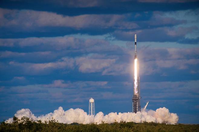 우리 군의 정찰위성 2호가 8일 오전 8시17분(현지시간 7일 오후 7시17분) 미국 플로리다주 케네디 우주센터에서 미국 스페이스X의 팰컨9 로켓을 통해 성공적으로 발사되고 있는 모습. / 사진=spaceX
