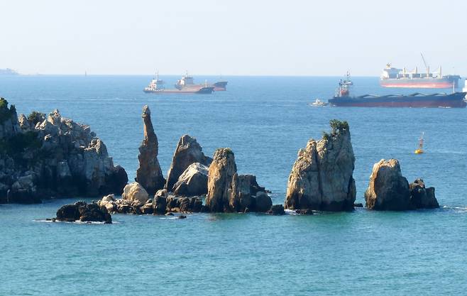 삼척 증산에서 본 추암 ‘형제바위 오륙도’