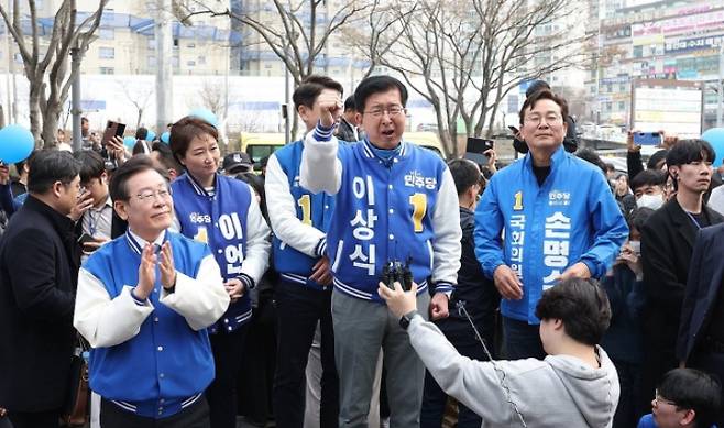 지난달 16일 경기 용인시 수지구청에서 더불어민주당 이상식 후보가 이재명 대표와 기자회견을 하고 있다. 연합뉴스