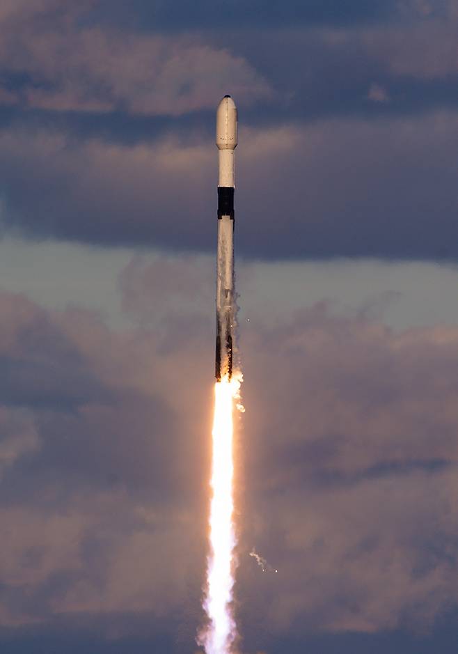 7일(현지시간) 미 플로리다주 케네디 우주센터에서 우리 군의 독자 정찰위성 '425 사업'의 2호기 SAR 위성이 스페이스X의 팰컨 9 로켓에 실려 발사되고 있다. 스페이스X 제공
