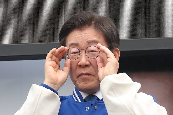 더불어민주당 이재명 대표가 8일 동작구 남성사계시장 입구에서 류삼영 후보 지원 유세를 하고 있다. 연합뉴스