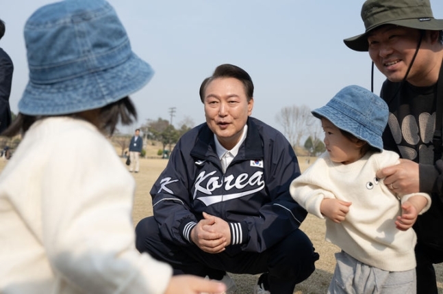 윤석열 대통령이 6일 오후 서울 용산어린이정원을 방문해 잔디마당을 찾은 어린이들과 인사하고 있다. 대통령실 제공