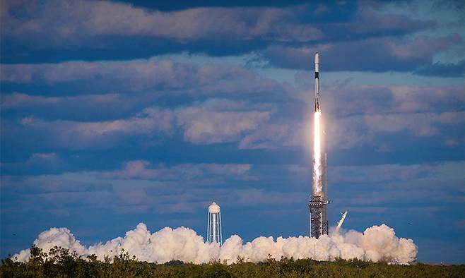 군 정찰위성 2호기를 탑재한 미국 스페이스X 팰컨 9 로켓이 8일(한국시간) 미 플로리다주 케이프커네버럴 기지에서 발사되고 있다. 스페이스X 제공