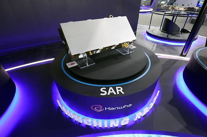 한화시스템이 만든 초소형 SAR 위성. 한화시스템 제공